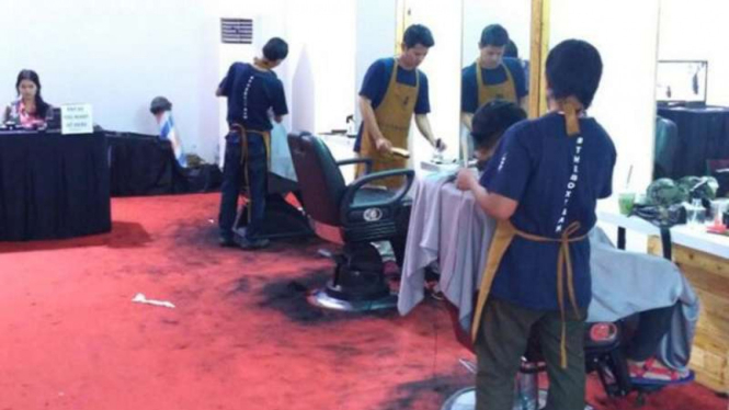 Cukur rambut bayar sukarela di IIMS 2018.