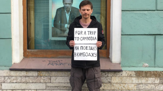 Seorang pria mencari uang untuk membiayai perjalanan dengan cara mengemis di jalanan St Petersburg, Rusia. - BBC Indonesia/Famega Syavira