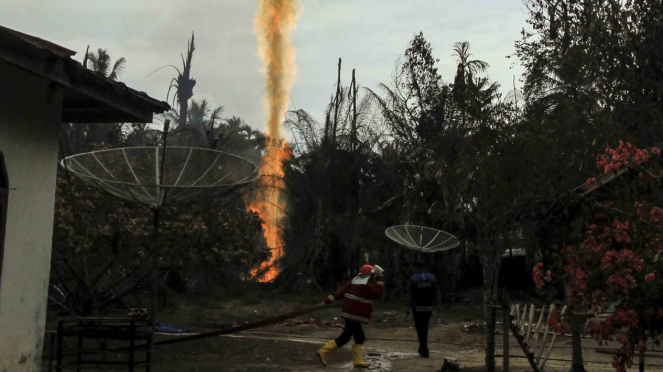 Kebakaran sumur minyak illegal di Desa Pasi Puteh, Rantoe Peureulak, Aceh Timur