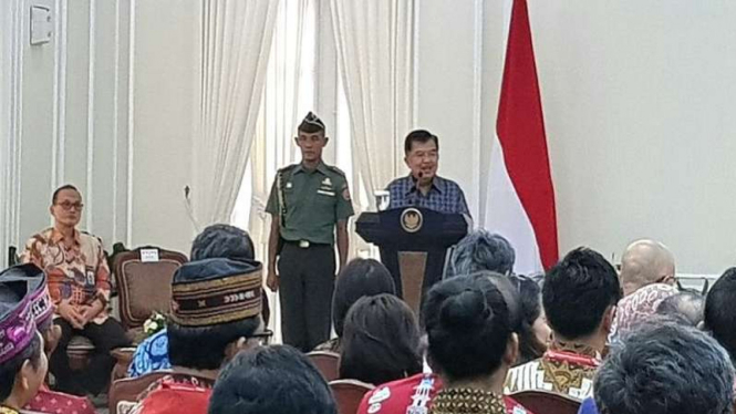 Wakil Presiden Jusuf Kalla di Istana Wapres 