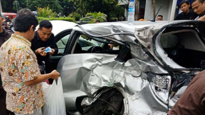 Mobil HR-V kecelakaan di kawasan Kuningan, Jakarta Selatan, Kamis, 26 April 2018