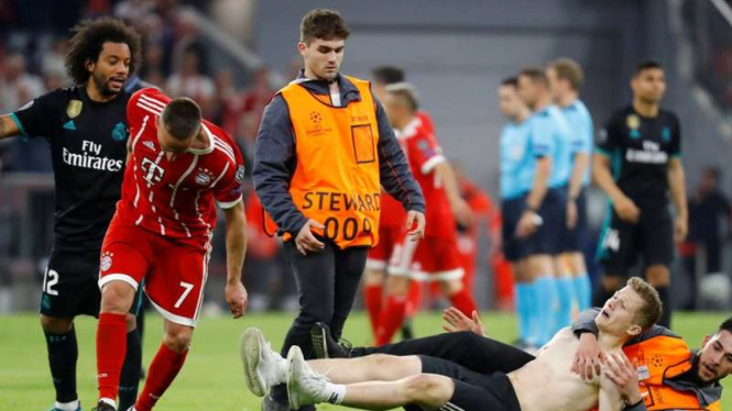Seorang penonton masuk lapangan dan menyerang winger Bayern Munich, Frank Ribery