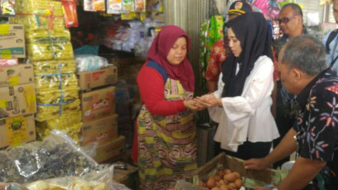 Stafsus Mendag Eva Yuliana meninjau Pasar Johar Semarang, 26 April 2018.