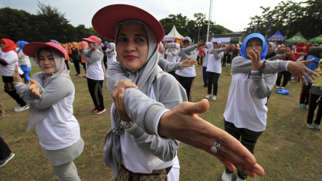 Olahraga senam - gaya hidup sehat masyarakat.