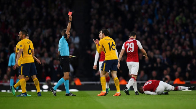 Pemain Atletico Madrid, Sime Vrsaljko diganjar kartu merah saat melawan Arsenal