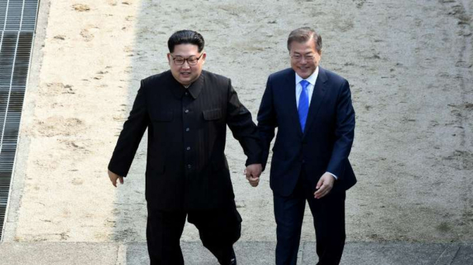 Pemimpin Korea Utara Kim Jong Un dan Presiden Korea selatan Moon Jae-in.