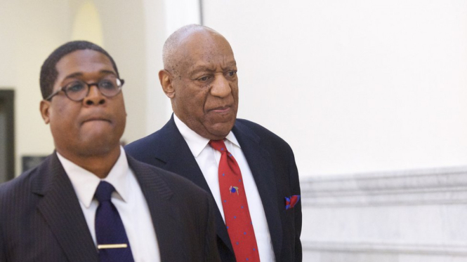 Bill Cosby (kanan) meninggalkan ruang sidang di Pennsylvania setelah mendengar vonis bersalah. - Getty Images