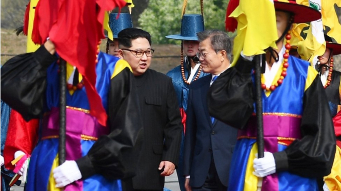 Pertemuan bersejarah Pemimpin Korea Utara Kim Jong-un dengan Presiden Korea Selatan Moon Jae-in - EPA 