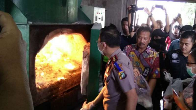 Aparat Polres Bandara Soetta musnahkan 3,4 kilogram sabu, Jumat, 27 April 2018.