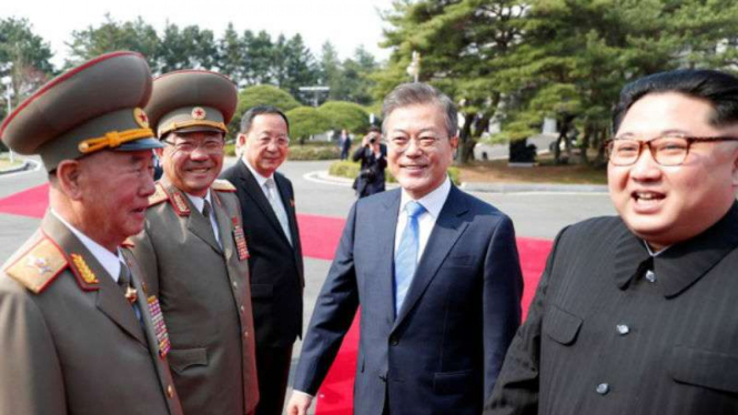 Pemimpin Korea Utara Kim Jong Un  dan Presiden Korea Selatan Moon Jae In