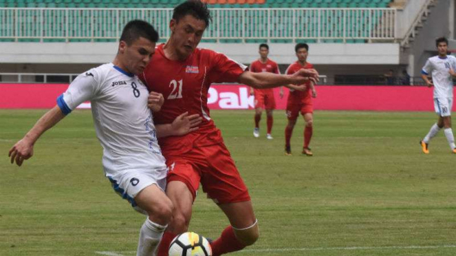 Duel Korea Utara vs Uzbekistan.