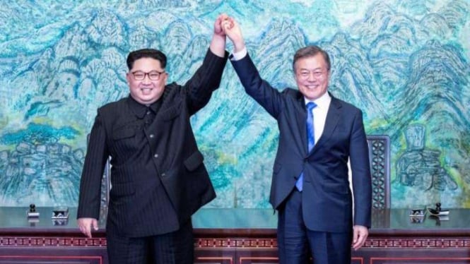 Pemimpin Korea Utara Kim Jong-un dan Presiden Korea Selatan Moon Jae-in.