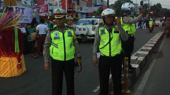 Polisi mengatur lalu lintas di Jalan Margonda, Kota Depok.