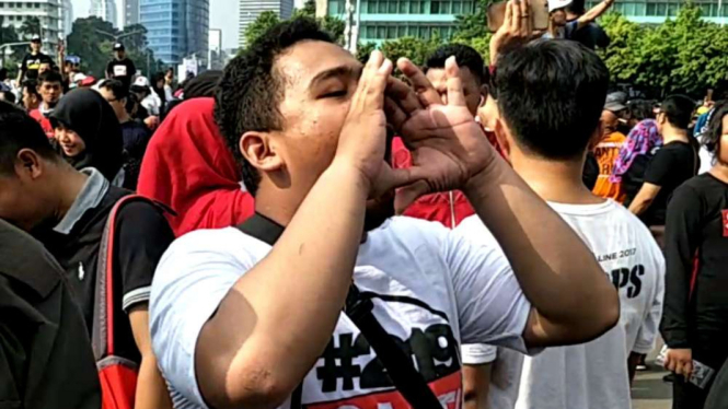 Salah satu massa #2019GantiPresiden saat mengolok-olok massa Jokowi.