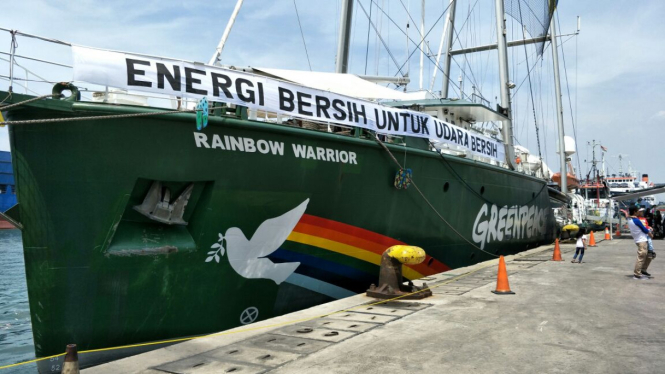 Kapal Rainbow Warrior milik Greenpeace saat bersandar di Tanjung Priok.