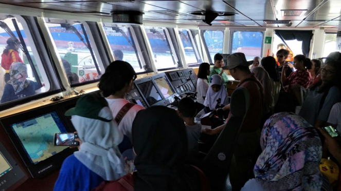 Ruang kemudi kapal Rainbow Warrior Greenpeace di Tanjung Priok.