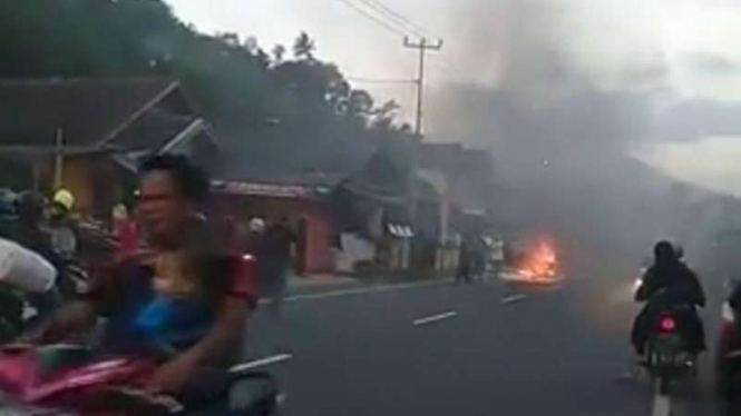 Minibus terbakar dan menabrak pengemudi motor di Garut, Jawa Barat.