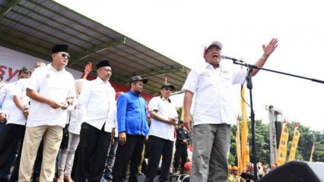 Pasangan calon gubernur dan wakil gubernur Jawa Barat, Sudrajat-Ahmad Syaikhu, saat berkampanye di Kota Bekasi pada Minggu, 29 April 2018.