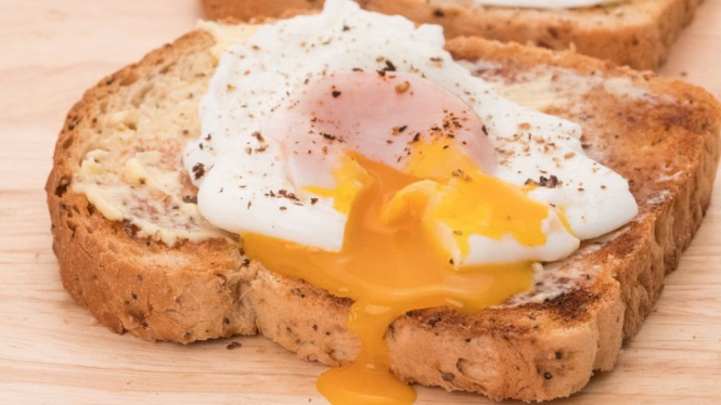 Makan telur sebelum berangkat ke kantor adalah pilihan yang sehat. - Getty Images
