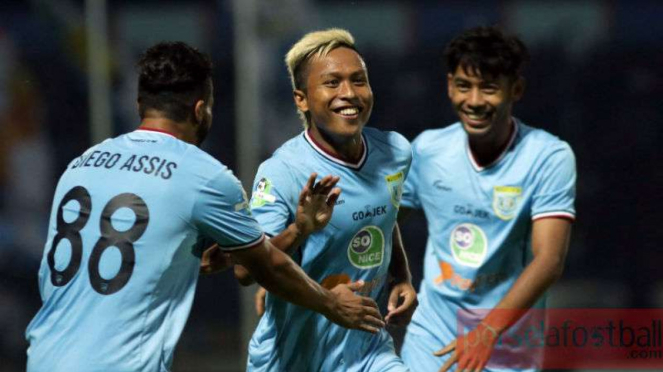 Striker Persela Lamongan, Fahmi Al Ayyubi rayakan gol.