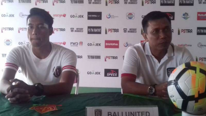 Pelatih Bali United, Widodo Cahyono Putro (kanan).