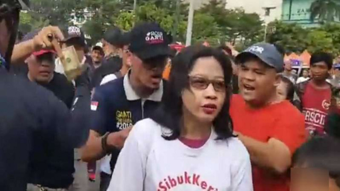 Intimidasi massa #2019GantiPresiden terhadap seorang wanita