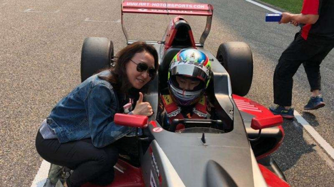 Pembalap Indonesia, Keanon Santoso bersama ibunya