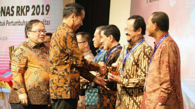 Presiden Joko Widodo saat memberikan piala Pangripta Nusantara 2018.