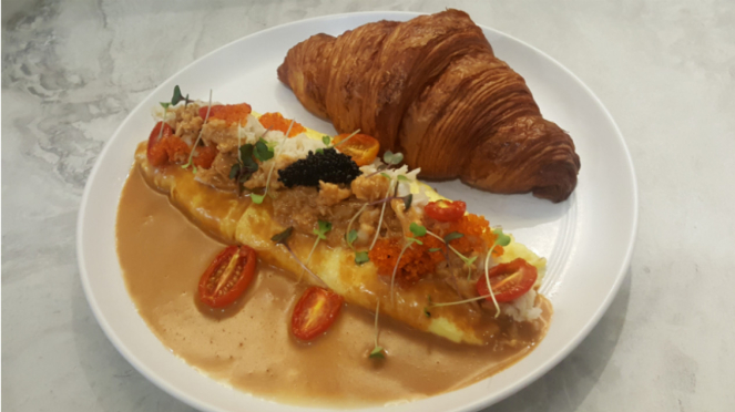 Croissant St Denis with Ghetto-Style Omelette di Devon Cafe.