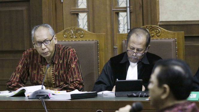 Terdakwa kasus merintangi penyidikan kasus KTP elektronik, Bimanesh Sutarjo (kiri)