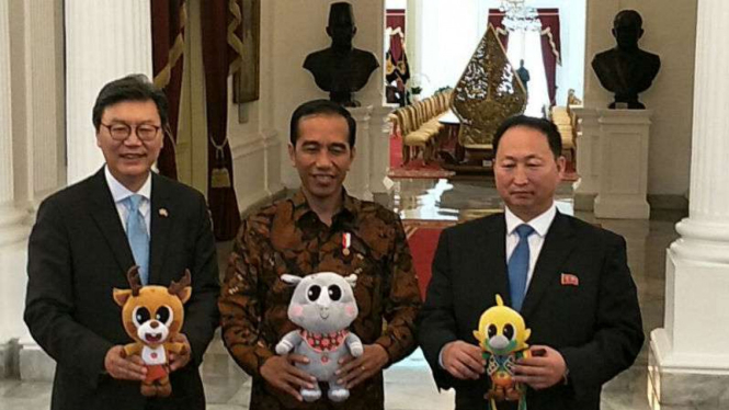 Presiden Jokowi bersama Dubes Korea Selatan dan Dubes Korea Utara untuk RI
