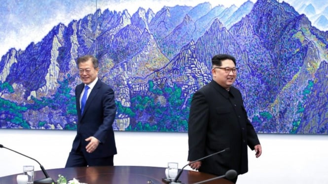 The two Korean leaders have agreed to begin "a new age of peace" - AFP