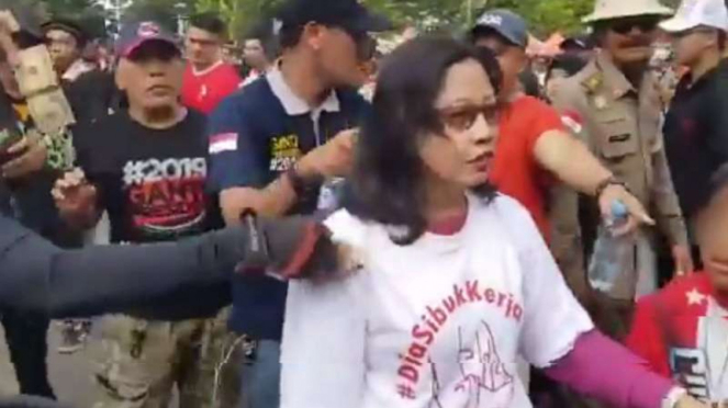 Susi Ferawati saat dikepung massa #2019GantiPresiden