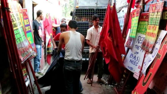 Buruh asal Tangerang menyiapkan aksi untuk memperingati may day, besok.