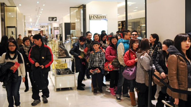 Antrian para konsumen dari Cina adalah pemandangan lazim terlihat di berbagai butik di Paris dan negara-negara lainnya. - Getty Images