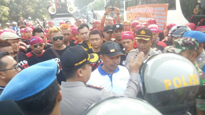 Massa buruh asal Tangerang sempat negosiasi dengan polisi di Tol Bitung