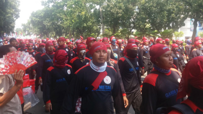 Massa buruh menggelar aksi May Day di Jakarta