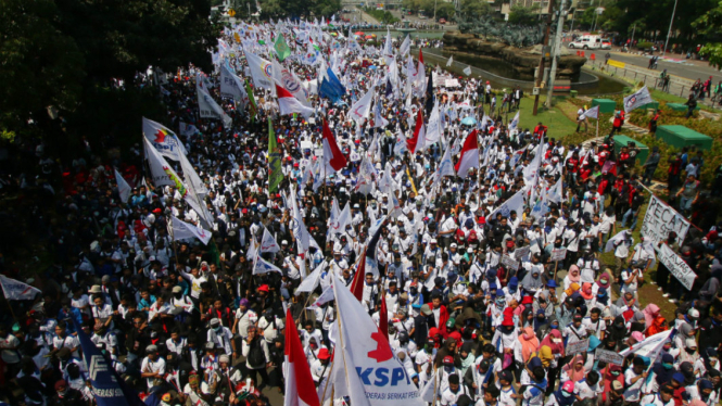 Sejumlah buruh menggelar aksi Hari Buruh Internasional di Jalan Medan Merdeka Barat, Jakarta, Selasa (1/5/2018). 