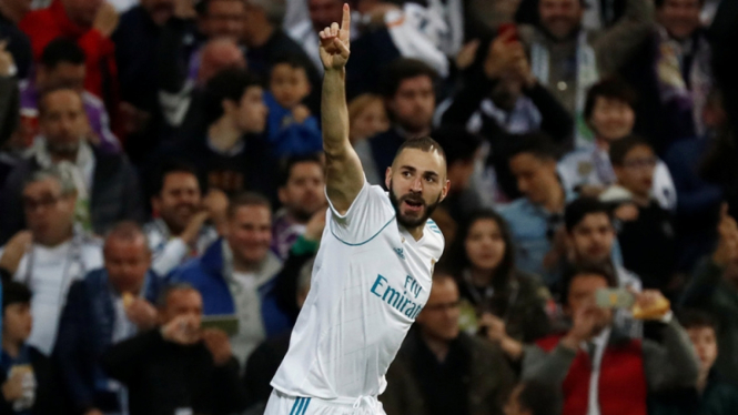 Striker Real Madrid, Karim Benzema mencetak gol ke gawang Bayern Munich