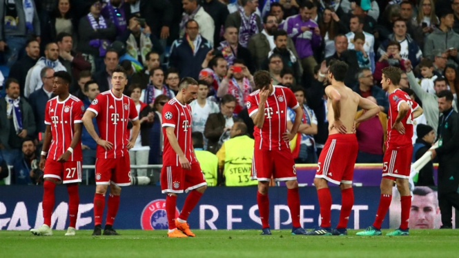 Pemain Bayern Munich bersedih.