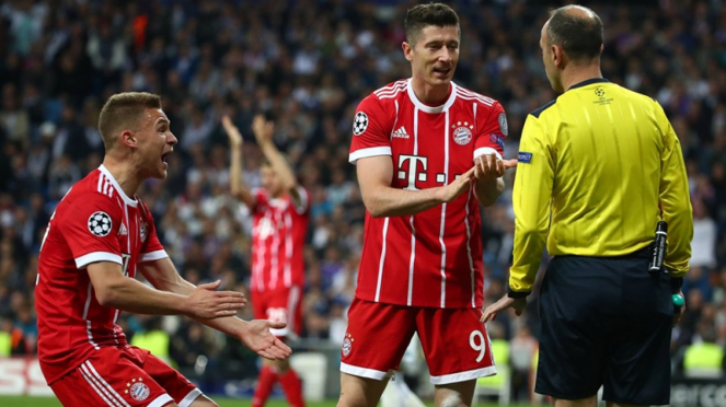 Pemain Bayern Munich memprotes wasit di laga melawan Real Madrid