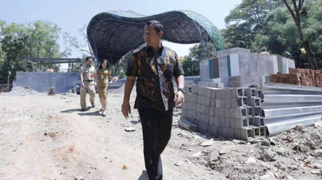 Wali Kota Semarang, Hendrar Prihadi, saat meninjau proyek jembatan air mancur 