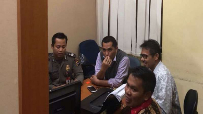 Gubernur Sumatera Barat, Irwan Prayitno (tengah kacamata) melapor ke Polda 