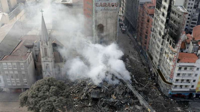 Bangunan runtuh setelah meledak dan terbakar di Sao Paulo, Brasil