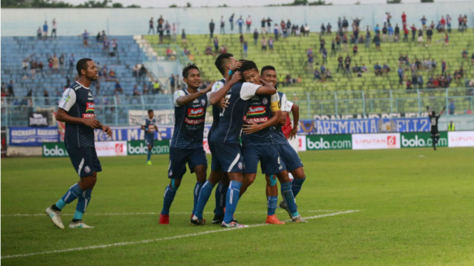 Para pemain Arema FC merayakan gol