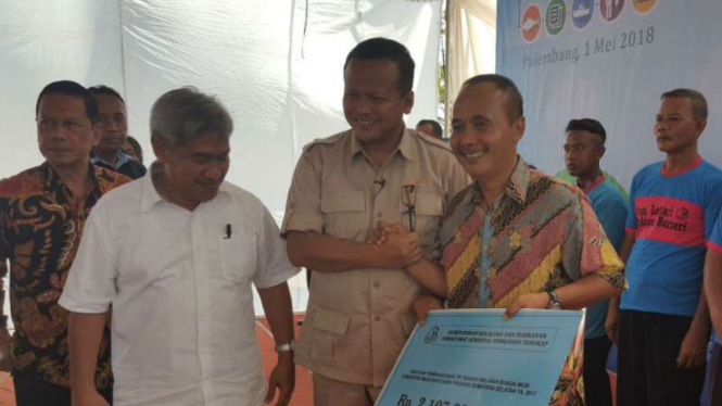 Ketua Komisi IV DPR RI Edhy Prabowo (tengah) dalam kunjungan kerja di Palembang, Sumatra Selatan, pada Rabu, 2 Mei 2018.