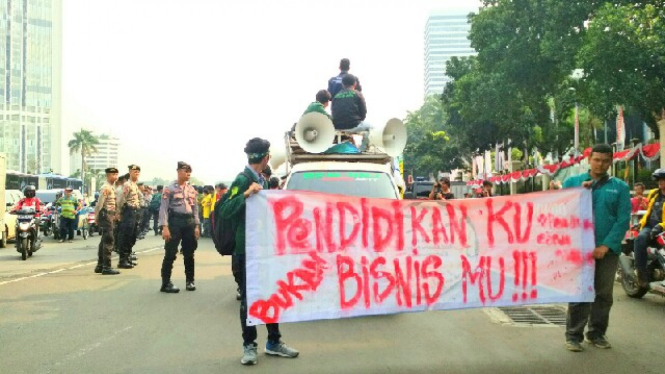 Demo mahasiswa menuntut kebijakan student loan, Rabu (2/5/2018).