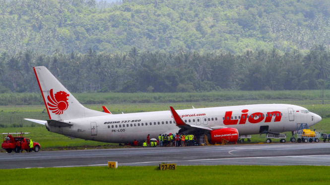 Evakuasi pesawat Lion Air yang tergelincir di Bandara Djalaludin