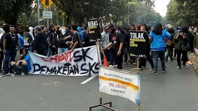 Demo mahasiswa Universitas Pancasila tutup jalan sebabkan kemacetan parah, Rabu (2/5/2018).