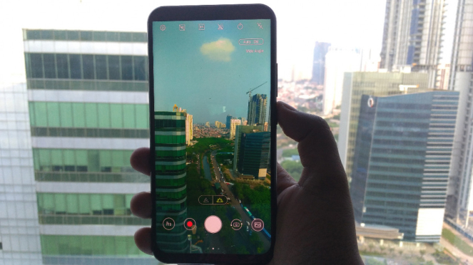 Asus Zenfone 5 dengan bentang layar 6,2 inchi.